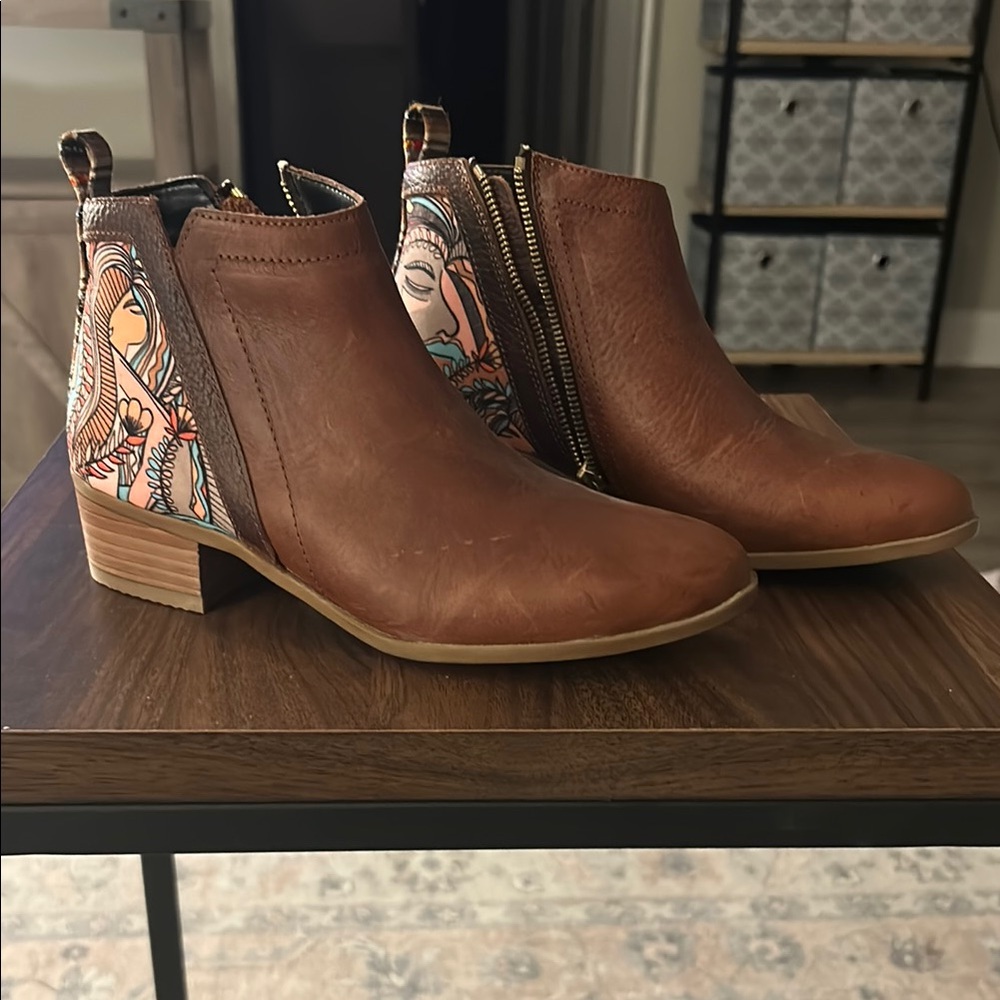 Inkkas Brown Ankle Boots with Patterned Accent